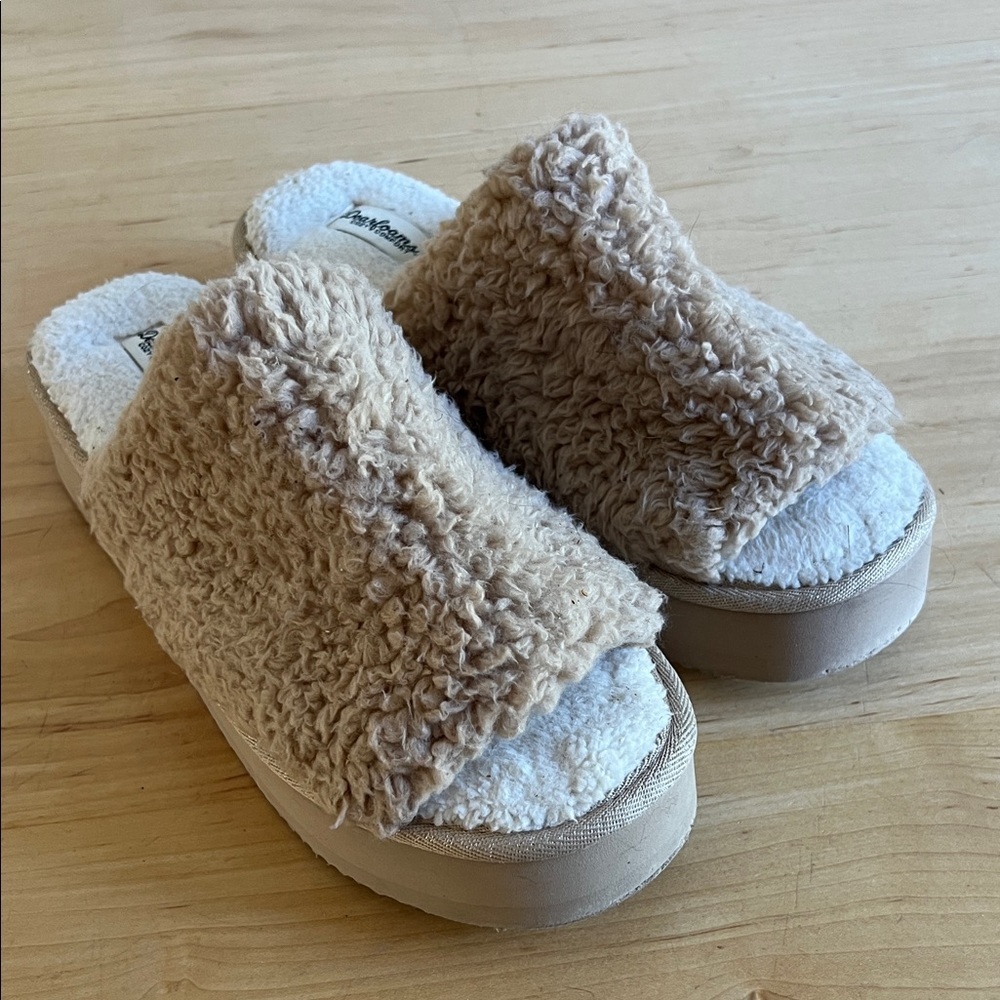 Dearfoams Cream and Tan Plush Slippers